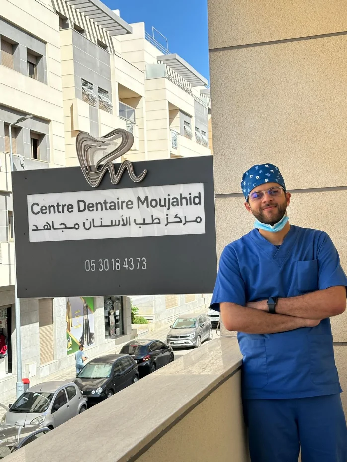 Dr Ahmed Amine Moujahid devant le Centre Dentaire Moujahid à Témara